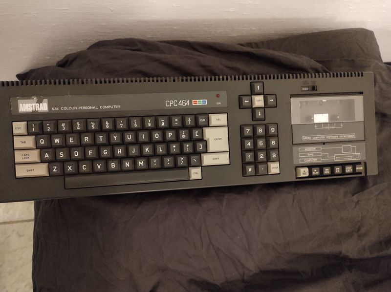 File:Amstrad CPC464 grey keys.jpg