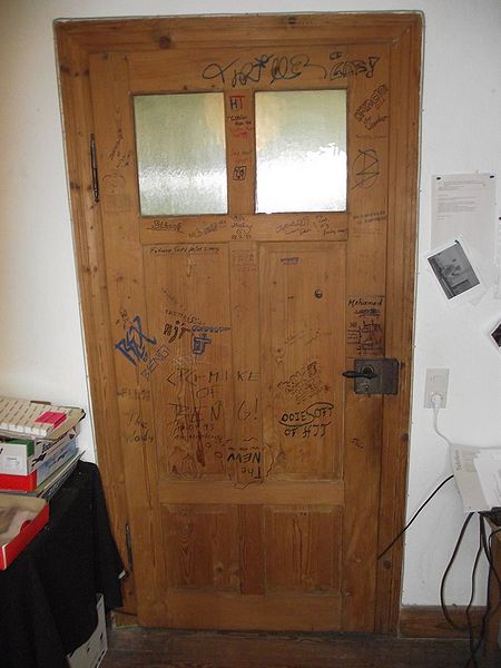File:CastleSommershausen-CPCDoor.jpg