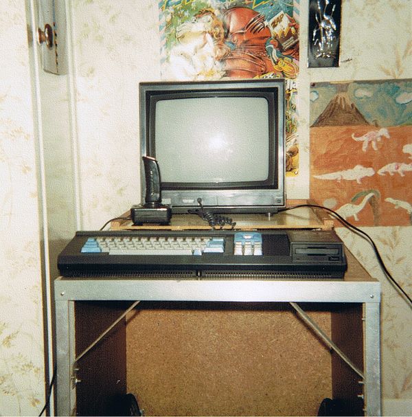 Amstrad CPC 664 1986.jpeg