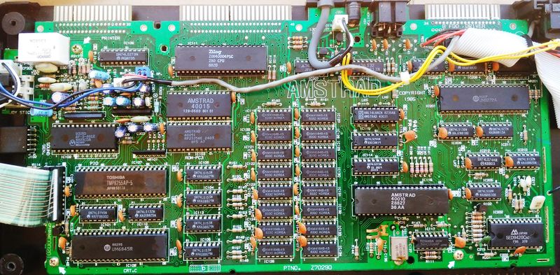 File:Amstrad cpc 6128 azerty (f) placa2.jpg
